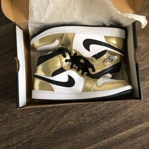 AIR JORDAN 1 MID SE METALLIC GOLD/BLACK-WHITE
